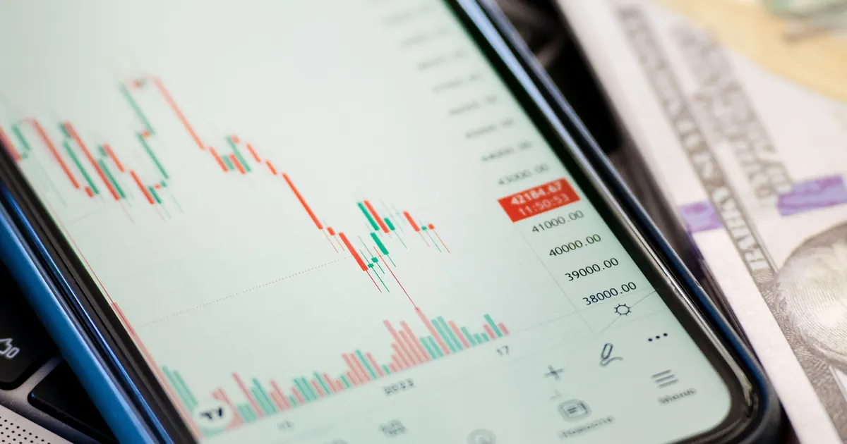 スマートフォンで価格チャートを確認しているイメージ
