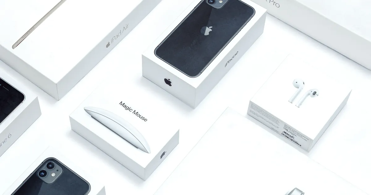 Apple製品の未開封パッケージが並んでいるイメージ(Amazon Renewedで扱われることが多いジャンルの例)