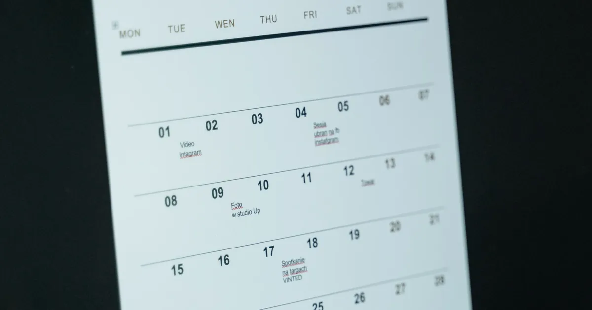 カレンダーに予定を書き込んでいるイメージ