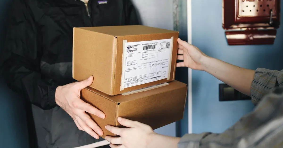 配送スタッフから荷物を受け取っているイメージ