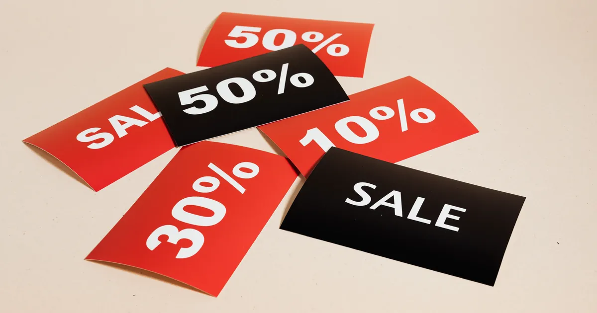 赤と黒のSALE・割引率の値札が複数並んでいる様子